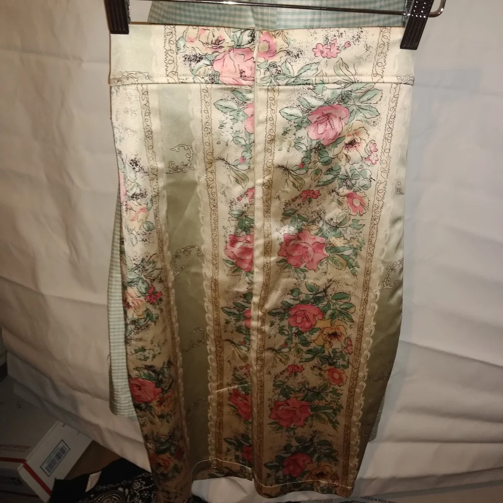 Floral Elegance Women's Pencil Skirt - Picture 2 of 8